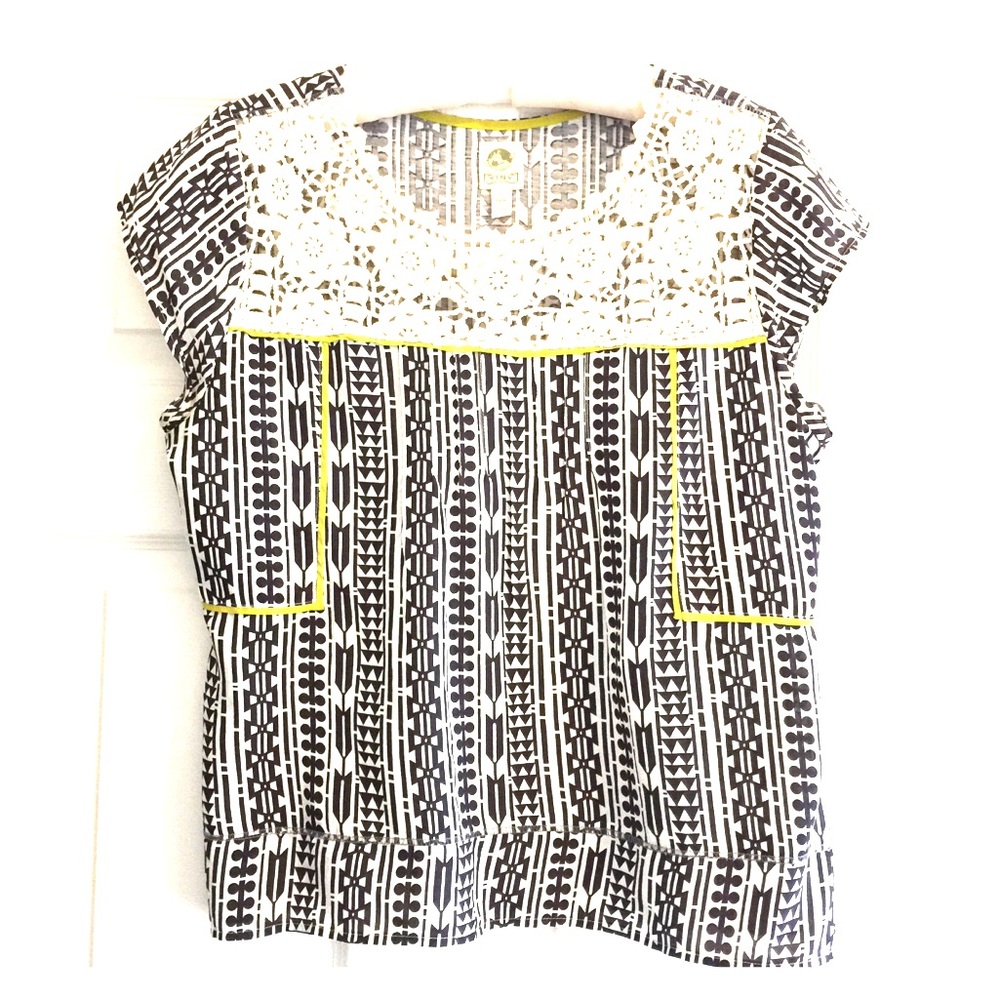 Casual top with pretty lace collar